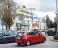 Bild: Gabi Schönberger
Viel Action vor dem Action-Markt: Die Parkplätze dort an der Friedrich-Ebert-Straße sind heiß begehrt. Nicht nur von Kunden, sondern vermehrt auch von Patienten der Arztpraxen, die sich im selben Gebäude befinden.