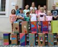 Bild: exb
Viel Fantasie zeigten die Kinder bei der Gestaltung ihrer Lesehocker. Bei der Abholung präsentierten die Kinder ihren Eltern stolz die neuen „Sitzmöbel“.
