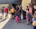 Bild: njn
Die Kinderkrippe besuchte den Hof von Andreas und Marianne Stock (Sechster und Siebte von links). Mit auf dem Bild Krippenleiterin Laura Dumler (Fünfte von links, im gelben Hemd).