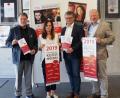 Bild: weu
Die Vorsitzenden des Kunstvereins Unverdorben, Peter Wunder (rechts) und Karl Stumpfi (links), stellten zusammen mit Bürgermeister Martin Birner und Hallen-Managerin Rosa Schafbauer das breit gefächerte Programm des Neunburger Kunstherbstes vor.