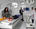Bild: tr
Der sanierte und mit modernster Technik ausgestattete Durchleutchtungs-Raum im Krankenhaus mit von links, Claudia Kost, Hospitantin Yuliya Hrunina (liegend), Manfred Tretter, Dr. Svend Hofmann und Sybille Richter.