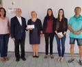 Bild: gi
Christine Ring (links) und Jürgen Steiner (rechts) überreichen mit Sprecherin Elisabeth Völkl (Dritte von links) vom Pfarrgemeinderat an Pfarrer Josef Most 640 Euro aus dem Pfarrfest für die Innenrenovierung der Pfarrkirche. Den Tombola-Erlös konnten die Vorsitzende des Elternbeirates des Kindergarten Bianca Guttenberger-Morell und die Kinderpflegerin
Cornelia Enslein (Zweite und Dritte von rechts) entgegen nehmen.