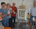 Bild: jr
Fleißig am Arbeiten ist der Organisationsausschuss der Pfarrei St. Jakob Mitterteich, schließlich sollen bis kommenden Donnerstag alle Kaffeetassen fertiggestellt sein. Genau 500 Kaffeetassen wurden im Ofen des Museums Mitterteich gebrannt. Mit dabei waren (von links) Pfarrgemeinderatssprecherin Helga Weiß, Veronika Csakli, Rainer Gottas, Reinhold Csakli und Maria Gottas.