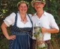 Bild: sön
Laura Braun und Sebastian Kölbl sind das Ensdorfer Oberkirwapaar 2019, das nun ein Jahr lang die Blütenkränze tragen darf.