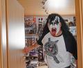 Bild: Gabi Schönberger
Hereinspaziert! Kiss-Fan Thorsten Hergesell mit Gene-Simmons-Maske.