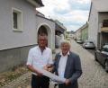 Bild: fg
Bürgermeister Hermann Falk (links) erläutert dem Bundestagsabgeordneten Alois Karl die geplante Sanierung der maroden Postgasse (im Hintergrund).