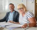 Bild: Gabi Schönberger
Vollauf zufrieden mit der finanziellen Entwicklung der Volkshochschule Weiden-Neustadt sind (von links) Geschäftsführer Stefan Frischholz und die städtische Finanzdezernentin Cornelia Taubmann.