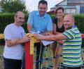 Bild: ast
Roland Rauch, Sebastian Hartl, Barbara Schrott und Reinhard Püttner (von links nach rechts) wollen den Spielplatz in Oberwildenau schrittweise umgestalten und hoffen auf die Unterstützung seitens der Bevölkerung und der örtlichen Firmen.