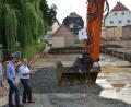 Bild: dob
Auf dem Gelände des Evangelischen Hilfsvereins wird fleißig für die Containerstadt gebaut. Bis im Herbst sollen die vorübergehenden Unterbringungsmöglichkeiten stehen. Die städtischen Bauhofarbeiter bereiten das Gelände bereits detailliert darauf vor.