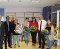 Bild: soj
Bei der Verabschiedung der bisherigen Kinderhausleiterin Nicole Besold wurde ihre Nachfolgerin Bianca Kastner begrüßt. Auf dem Bild (von links): Kirchenpfleger Stefan Kausler, Pfarrer Pater Anish George, Pfarrgemeinderatssprecher Hans Enders, die bisherige Leiterin Nicole Besold, die neue Leiterin Bianca Kastner, stellvertretende Leiterin Verena Heinl, Bürgermeister Manfred Kratzer, Praktikantin Julia Kraus.
