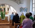Bild: Gemeinde Kulmain/exb
Pater Joseph (Mitte), der erst kurz zuvor angereist war, zelebrierte den Festgottesdienst zum 25-jährigen Bestehen des Kapellenbauvereins.