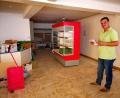 Bild: Thomas Dobler
Gero Utz von der Caritas in den neuen Räumen der Schwandorfer Tafel an der Spitalstraße. Wie man sieht, ist vor dem Umzug der Einrichtung noch viel zu erledigen. Die Tafel im Piusheim wird derzeit ausgebaut, in zwei bis drei Wochen geht es dann Im Stadtzentrum weiter mit dem Verkauf.