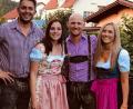 Bild: exb
Besuch bei seiner Lebensretterin: Sabrina Rohrwild (Zweite von links) und ihr Lebensgefährte Florian Plail (links) organisierten für Alex und Jamie Talbott (Mitte) ein Grillfest. Die amerikanischen Freunde haben sich dafür gleich mit Dirndl und Lederhose eingekleidet.