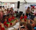 Bild: mri
Eine voll besetzte Bühne: Die Bläserklasse 1, die Ukulele-Kids und eine der Blockflötengruppen und die Tombalino-Kids gemeinsam mit dem Dirigenten Markus Werner (rechts, mit rotem Hut).
