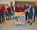 Bild: jr
Die Führungsdienstgrade des Kreisfeuerwehrverbandes Tirschenreuth besichtigten die Schreinerei Weiß im Industriegebiet Birkigt. Seniorchef Otto Weiß (Dritter von rechts), selber jahrzehntelang aktiver Feuerwehrmann, führte durch den Betrieb und erläuterte die einzelnen Maschinen. Hier zeigt er gerade eine künftige Tischplatte aus Eiche. Mit dabei Kreisbrandrat Andreas Wührl (Dritter von links) und Bürgermeister Roland Grillmeier (Vierter von links).