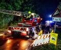 Bild: Stefan Kleeberger
Feuerwehrleute sind im Einsatz am Rande des Taubertal-Festivals an der Grenze zwischen Bayern und Baden-Württemberg.