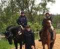 Bild: frd
Stolz ist Monika Reger (links, mit ihrem Pferd "My Lady Power of Love"), dass sie heuer Trainingseinheiten bei Springreit-Weltmeisterin Simone Blum (stehend) absolvieren durfte. Zu den Erfolgen der Parareiterin hat die kontinuierliche Arbeit mit Trainer Roland Boost (rechts, auf Pferd "A Crash Boom Bang") beigetragen.