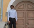 Bild: bej
Pfarrer Antony Irudayaraj Durairaj vor der Kirche Sankt Stephanus in Muschenried. Auch die Betreuung der Expositur gehört zur Urlaubsvertretung in der Pfarreiengemeinschaft Winklarn-Thanstein.