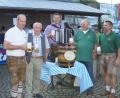 Bild: slh
Stadtrat Eduard Dippel zapfte mit drei Schlägendas erste Fass Festbier an. Von links. Brauereivertreter Markus Lernbecher , Stadtrat Eduard Dippel, Musikant Hannes Reis, Vorstand Bernhard Baier und zweiter Vorstand Thomas Blau.
