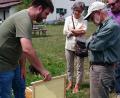 Bild: exb
Imker Hermann Sehr aus Kastl hatte einen Bienenstock in die Blumenwiese des Heimatmuseums gestellt und erklärte Besuchern alles Wissenwerte rund um die Imkerei.