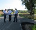 Bild: Köppl
Bürgermeister Martin Birner (Mitte), Bauamtsleiter Karl Hartinger (rechts) und Niederlassungsleiter Ulrich Slouka vom Ingenieurbüro Troßmann (links) sind zufrieden mit der Sanierung der Gemeindeverbindungsstraße Neunburg-Nefling.