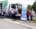 Bild: bkr
Zweiter Bürgermeister Josef Hecht (von links), Geschäftsleiter Thomas Kaufmann, Dorfladen-Fahrer, Karl-Heinz Meier, Stammkunde Albert Wolf, Anja Zölch, Martin Schmidt, Christian Brunner vom Fraunhofer-Institut, Mirjam Opitz und Gisela Gmeiner freuten sich über das Jubiläum.