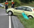 Bild: ils
Als das Foto entsteht, haben Helfer das Auto bereits wieder umgedreht, das zunächst auf dem Dach liegt.