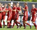 Bild: Hubert Ziegler
Rote Jubeltraube: Der SV Schmidmühlen gewann das Vilstalderby der Fußball-Kreisliga Süd in Rieden.