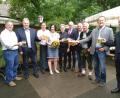 Bild: mma
Auf ein gelingendes Frohnbergfest (von links): Kevin Harris, Richard Reisinger, Herbert und Ingrid Lindner, Christian Schulz, Bernhard Lindner, Georg Götz, Alois Karl, Richard Gaßner und Georg Münch.