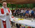 Bild: jr
Pfarrseelsorger Pater Benedikt Leitmayr (links) zelebrierte am Samstagnachmittag, am Fest des Pfarrpatrons Sankt Laurentius, zum Dank den Ministranten einen Gottesdienst beim Zeltlager. Gestaltet wurde die Feier von den Minis selber, sie hatten sich zuvor die Gestaltung erarbeitet.