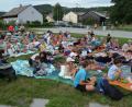Bild: fz
Popcorn holen, Decke ausbreiten und sich dann gemütlich einrichten für den ersten Bechtsriether Kinoabend unter freiem Himmel. Nicht nur die Kinder, auch die Eltern haben Spaß beim Open-Air-Kino.