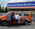 Bild: exb
Die Jugendmannschaften der SpVgg SV Weiden fahren künftig im eigenen Tourbus zu den Spielen. Die Spende kommt vom Gewinnsparverein der Sparda-Bank
