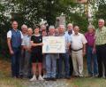 Bild: sei
Der Brieftaubenverein "Treu zur Heimat" feiert vereinsintern das 80-jährige Jubiläum. An der Spitze steht Karl Staufer (Mitte). Bürgermeister Richard Kammerer (links) gratuliert.