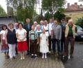 Bild: sl
Der Jubilar Anton Kick (Fünfter von rechst) mit seiner Anna und Enkeln im Kreise der Vertreter aus Kirche, Verbänden und Vereinen, die alle sehr gerne den Jubilar hochleben liesen.