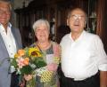 Bild: sck
Stellvertretender Bürgermeister Norbert Gradl (links) gratuliert Anneliese und Johann Heidenreich zur goldenen Hochzeit.