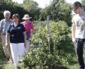 Bild: Hirsch
Ziel der Pilgergruppe war der Mulzer-Hof in Naabsiegenhofen. Rita Mulzer (Zweite von links) führte die Teilnehmer über die Heidelberg-Felder.