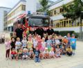 Bild: bjo
Die Feuerwehr zu Gast im Kindergarten (von links, hinter Reihe): Kommandant Alwin Holzner, Jennifer Fischer, dessen Vertreter Wolfgang Rubenbauer ) und Florian Vogl berichteten über die Feuerwehraufgaben.