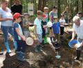Bild: lg
Auf der Suche nach Gold schwenkt Karlheinz Pieper (rechts) die mit Sand und Kies gefüllte Waschpfanne. Gespannt verfolgen die Teilnehmer den Vorgang des Auswaschens der Sedimente.