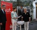 Bild: Thomas Dobler
Sigrid Ullwer-Paul und Ute Hierl (vorne, von links) vom Seniorenbeirat des Landkreises Schwandorf zogen im Beisein von Landrat Thomas Ebeling (Mitte) und Sparkassen-Vorstandsvorsitzenden Werner Heß (links) die Gewinner der Tombola, die bei den Aktionstagen auf den Mehrgenerations-Sportplätzen stattgefunden hat.