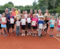 Bild: ral
Das Tenniscamp mit Mira Stegmann (Siebte von links) hat den Kindern Spaß gemacht. Am Schluss gab es eine Urkunde.