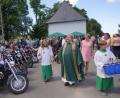 Bild: fvo
Pfarrer Albert Hölzl bei der Segnung der Motorräder, dabei werden kleine Fisch-Schlüsselanhänger an die Biker verteilt
