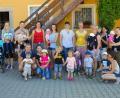 Bild: njn
Einen tollen Vormittag verbrachte die Eltern-Kind-Gruppe Marienkäfer mit Leiterin Andrea Huber (Vierte von rechts) auf dem Bauernhof der Familie Schinner in Wetzldorf.
