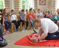 Bild: dob
Der Helfer vor Ort Josef Solfrank erklärt den Kindern genau, wie mit bewusstlosen Personen verfahren wird.