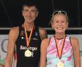 Bild: A. Schwarzmeier
Die deutschen Triathlon-Meister der AK 60 auf dem Siegertreppchen: Christiane Bardenheuer (Laface Team Weiden) und Frank Bachinger (EOSC Offenbach) strahlen um die Wette.