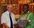 Bild: bph
Mit vielen guten Wünschen und einem Geschenk verabschiedete Kirchenpfleger Hans Pamler (links) im Namen der Pfarrei St. Johannes der Täufer Pfarrvikar John Oguche nach Lappersdorf-Kareth.