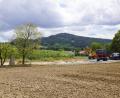 Bild: bkr
Im Hintergrund ein bisschen Zinst und der Armesberg. Das Schraml-Marterl auf der linken Seite.