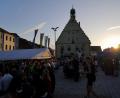 Bild: u
Das 45. Marktplatzfest des Musikzugs erweist sich einmal mehr als Besuchermagnet. Hirschaus Innenstadt ist eine einzige Partymeile, auf der Einheimische wie Auswärtige in Scharen bei bester Stimmung feiern.