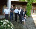 Bild: wec
Sie freuen sich über die finanzielle Unterstützung durch die Kirwaleute (von links): Hermann Sturm (KV), Simon Wendl (Vorsitzender der Kirwagemeinschaft Ebermannsdorf), Josef Beer (Kirchenpfleger), Pfarrer Herbert Grosser und Heimatpflegerin Christine Schormüller (KV)