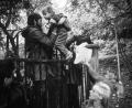 Archivbild: Reinhard Kemmether/dpa
DDR-Bürger klettern am 29 September 1989 mit ihren Kindern über den Zaun der bundesdeutschen Botschaft in der tschechoslowakischen Hauptstadt Prag.