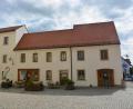 Bild: jr
Das Mehrgenerationenhaus am Kirchplatz ist für die AWO finanziell schwer zu schultern. Daher suchen die Verantwortlichen nach anderen Lösungen. Die Stadt will unbedingt die Arbeiterwohlfahrt als Partner im Boot behalten.